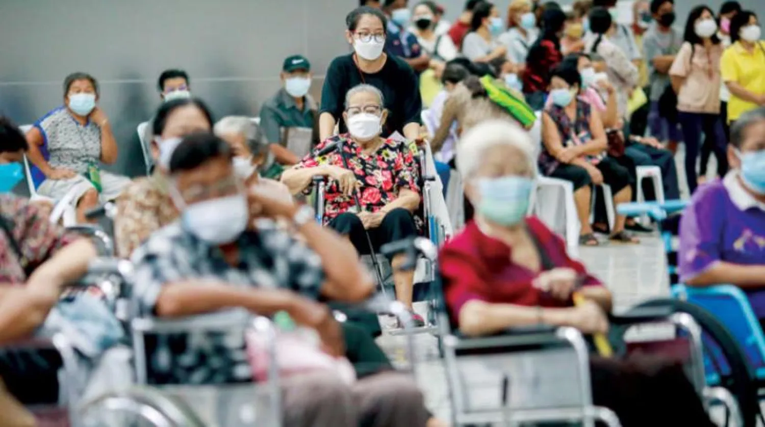 Tayland’ın başkenti Bangkok’te bulunan bir merkezde AstraZeneca aşısı ile yürütülen aşı kampanyasından bir kare (Reuters)