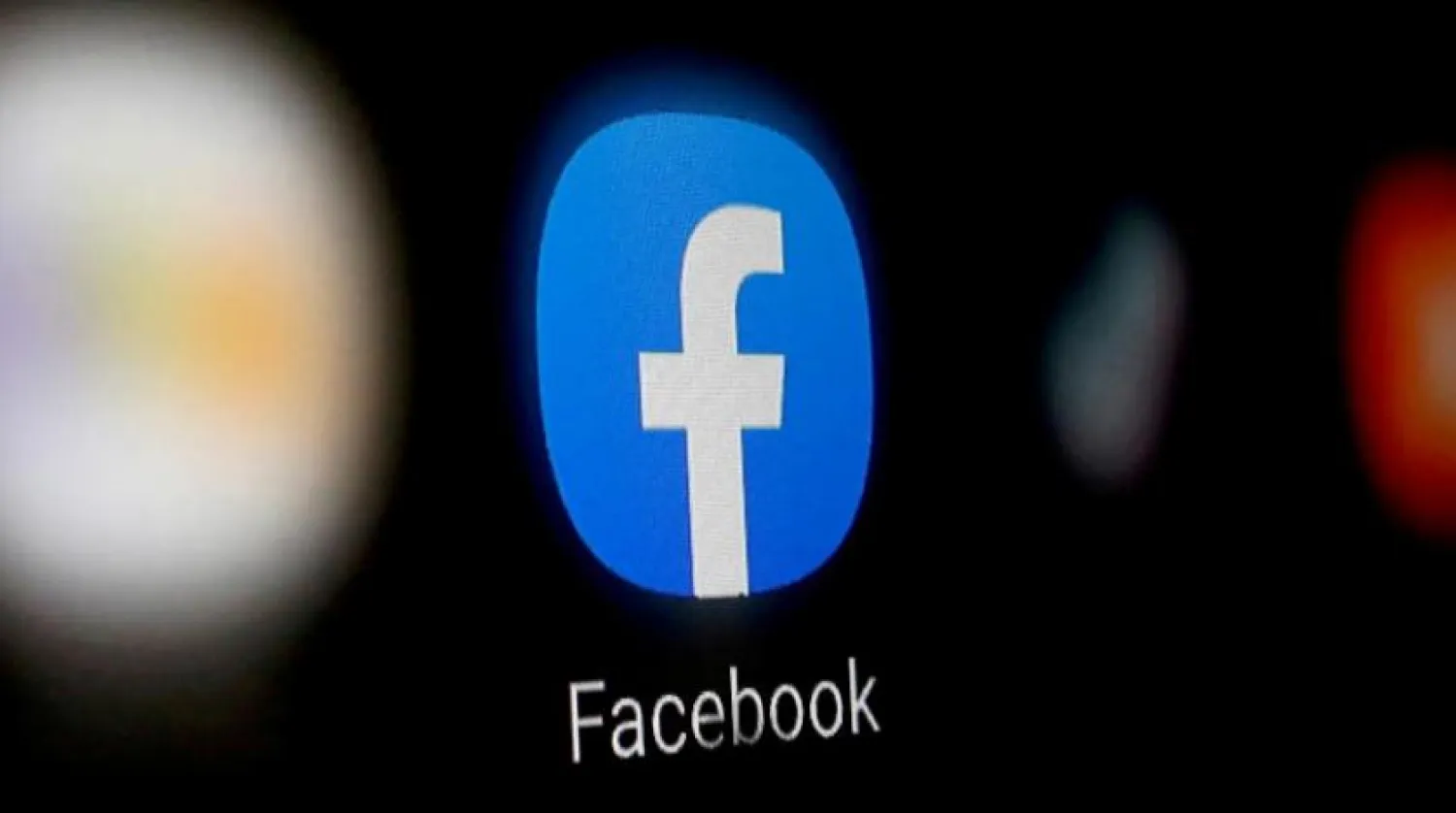 Akıllı bir telefonun ekranında görünen Facebook logosu (Reuters)