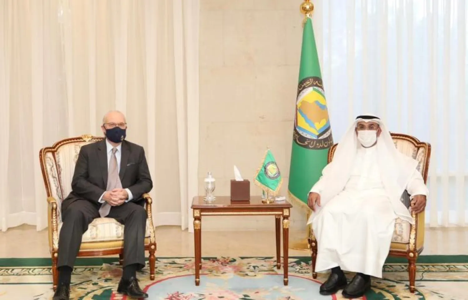الدكتور نايف الحجرف والسفير تيموثي ليندركنغ خلال لقائهما بالرياض (مجلس التعاون الخليجي)