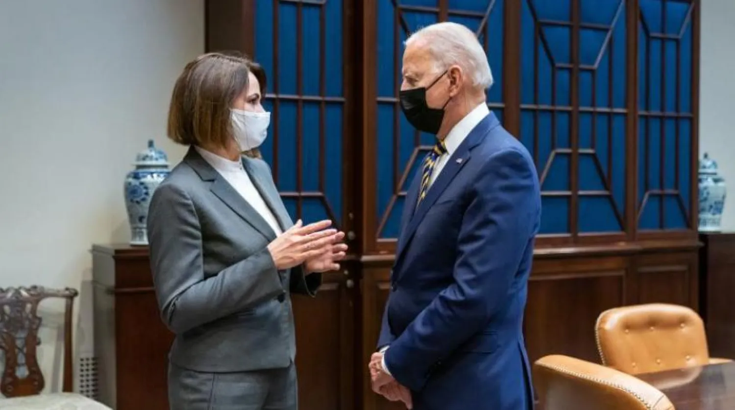 ABD Başkanı Joe Biden’ın Belarus muhalefet lideri Svetlana Tikhanovskaya ile Beyaz Saray’da gerçekleşen görüşmesinden bir fotoğraf (AFP)