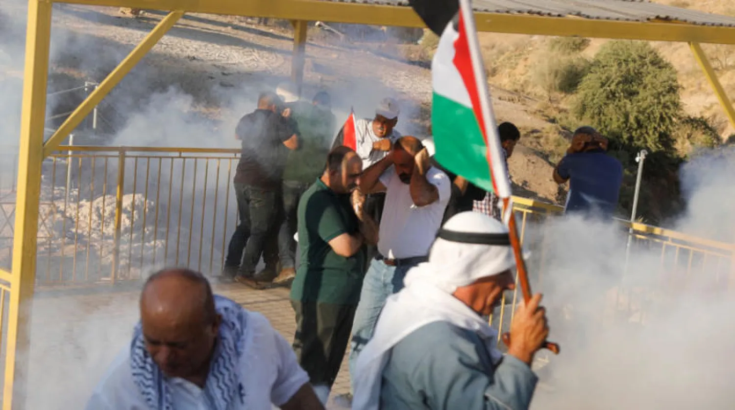 مواجهات بين فلسطينيين والأمن الإسرائيلي احتجاجاً على المستوطنات في طوباس بالضفة (رويترز)