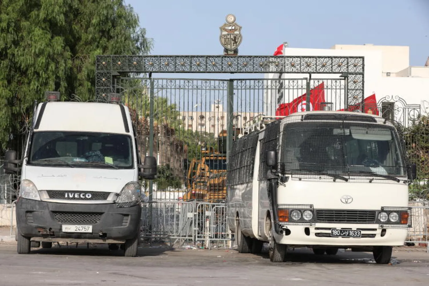 آليتان للشرطة تغلقان مقر البرلمان في العاصمة التونسية (إ.ب.أ)