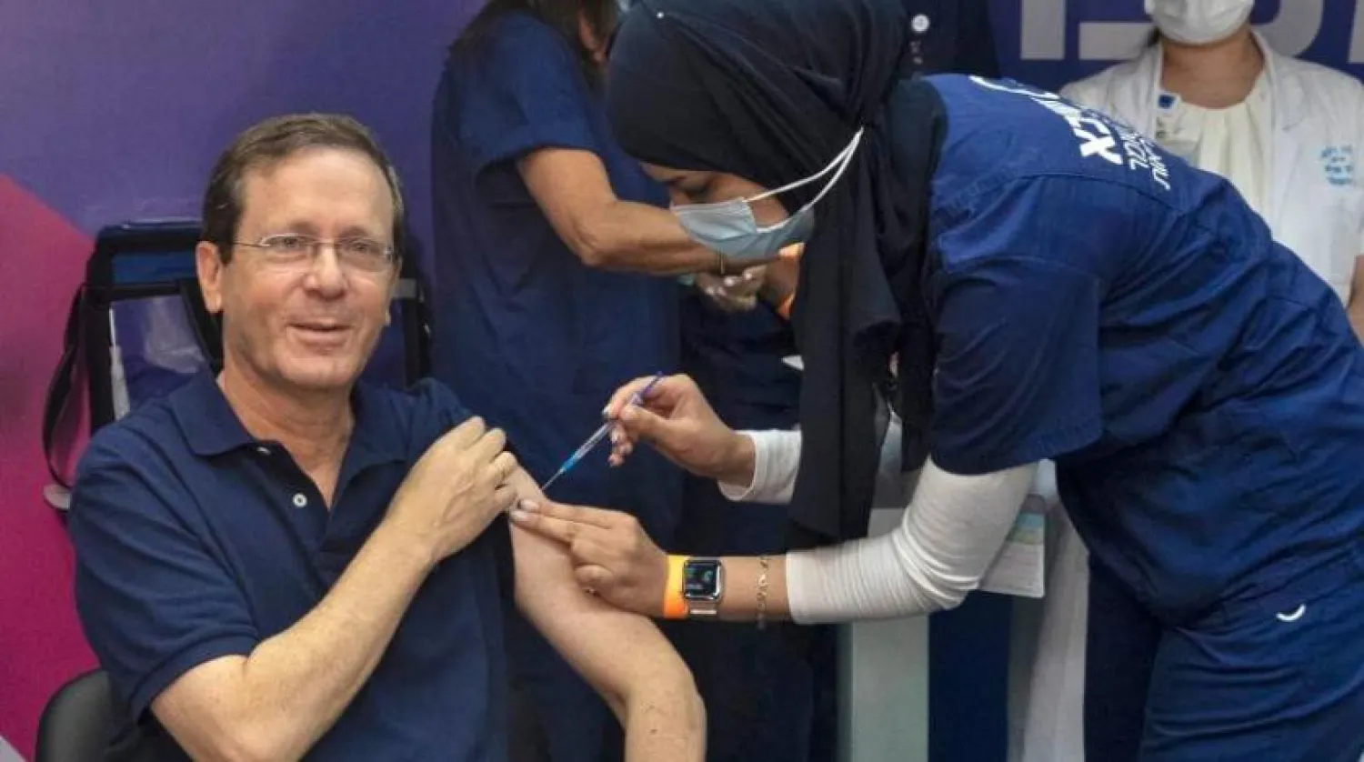 İsrail Cumhurbaşkanı Isaac Herzog aşı oluyor (AFP)
