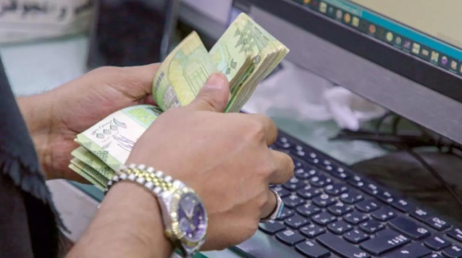 Bir döviz çalışanı, müşteriye vereceği nakitleri hazırlıyor (Reuters)