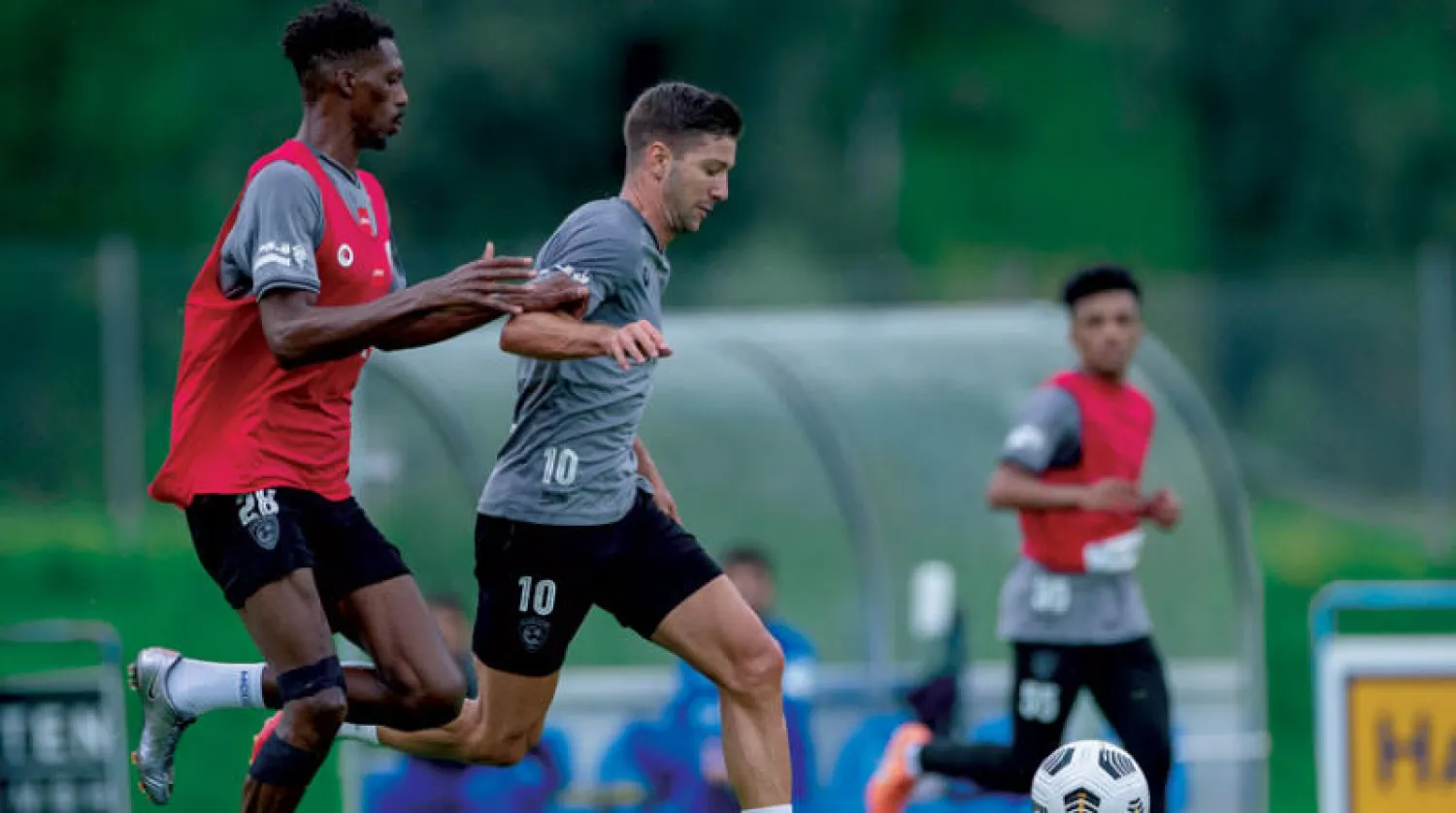 فييتو ينطلق بالكرة وسط ملاحقة كنو خلال معسكر النمسا الحالي (الشرق الأوسط)