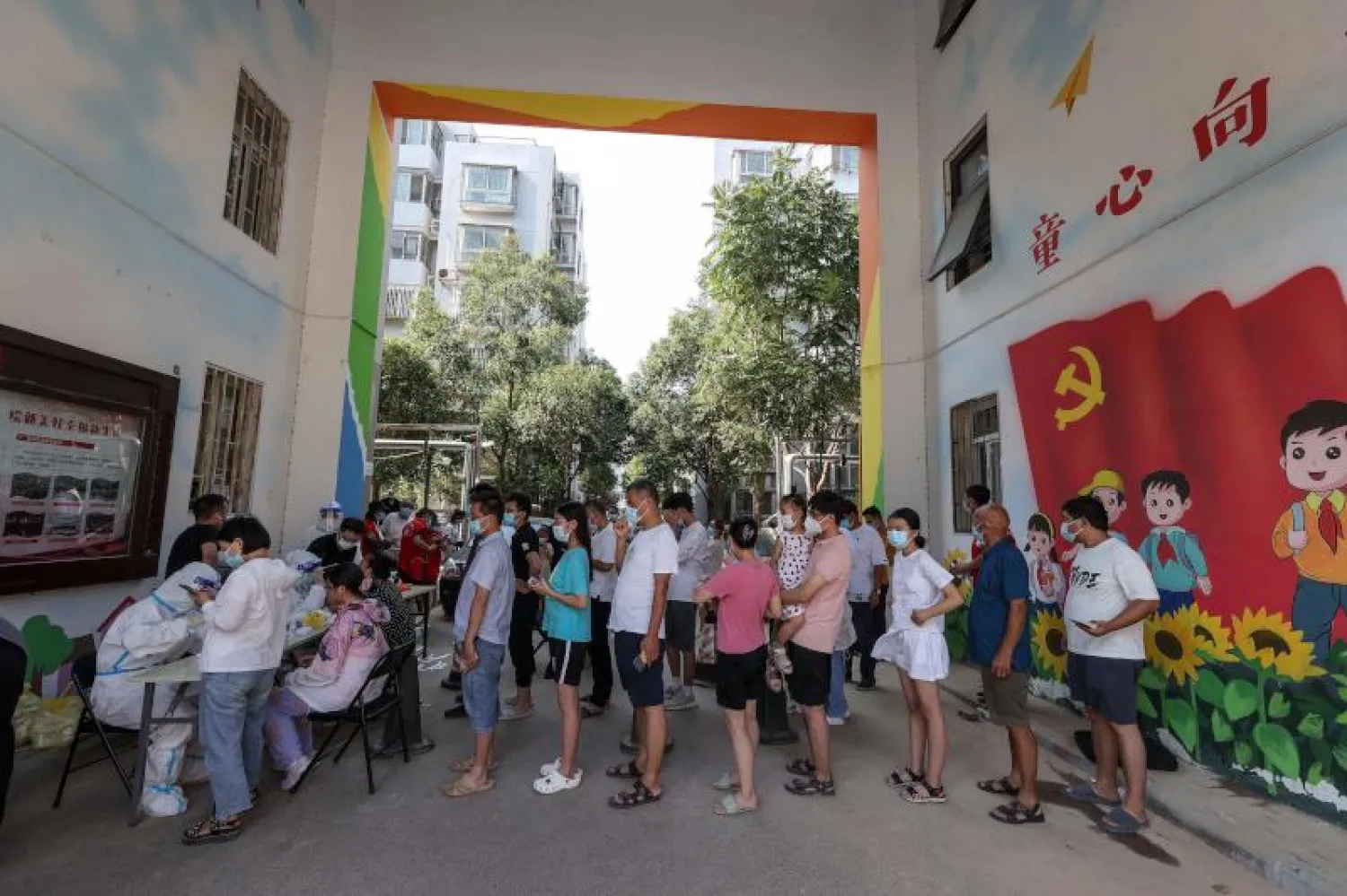 إجراء فحوصات لسكان مدينة نانجينغ الشرقية بعد تفشي فيروس كورونا (أ.ف.ب)