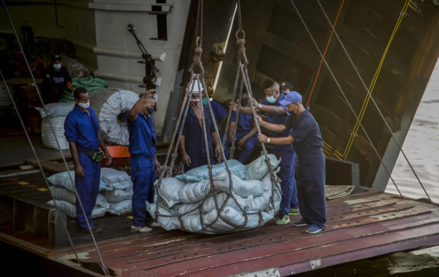 شحنة من المساعدات الإنسانية المكسيكية تصل إلى مرفأ هافانا (أ.ب)