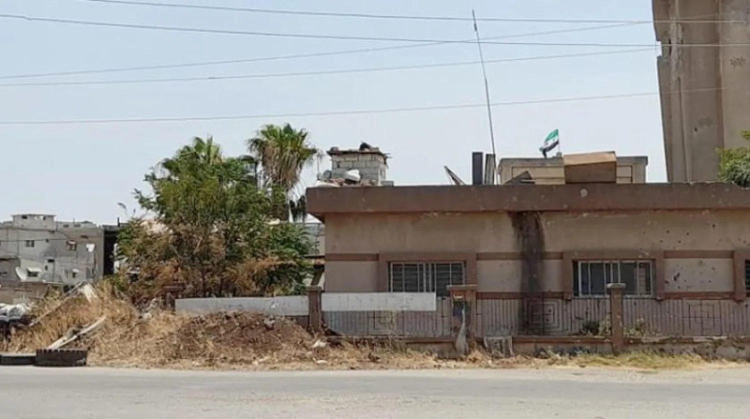 Dera'nın batısındaki Tseel belediye binasına muhaliflerin bayrağını dikildi. Bina Suriye Hava İstihbaratının merkeziydi 