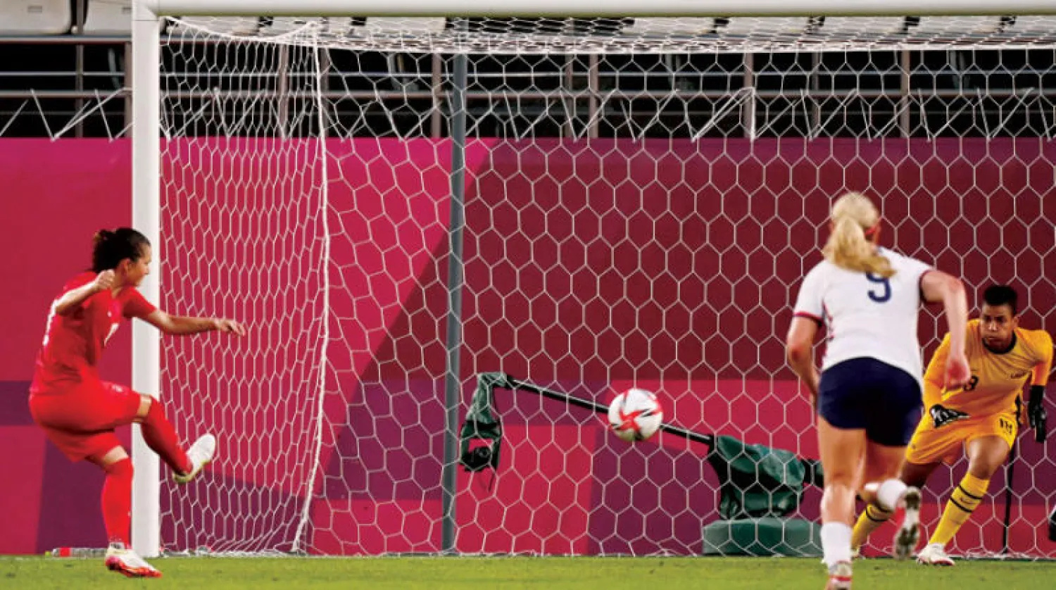 فليمينغ (يسار) تسجل من ركلة الجزاء هدف الفوز لأستراليا على الولايات المتحدة في نصف النهائي (أ.ف.ب)