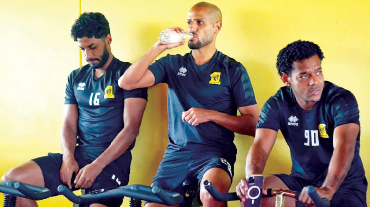 لاعبو الاتحاد خلال تدريباتهم اللياقية أمس (الشرق الأوسط)