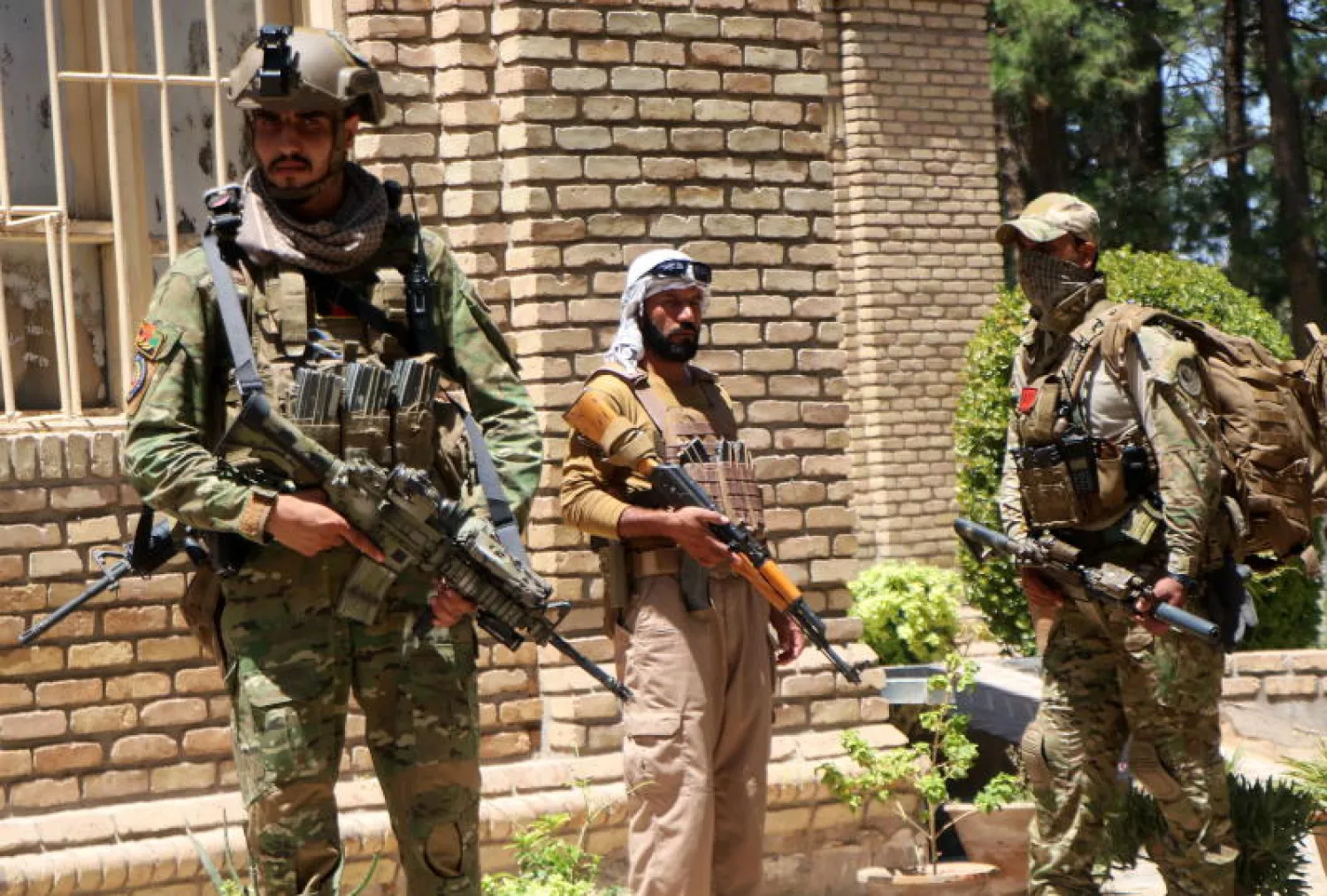 عناصر من الجيش الافغاني بعد وصولهم الى مدينة هرات لمواجهة طالبان (إ.ب.أ)