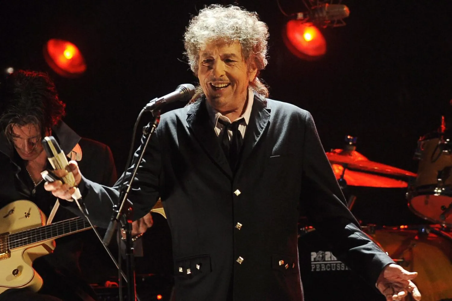 Bob Dylan 2012'de Los Angeles'ta gerçekleştirilen konserde hayranlarıyla bir araya gelmişti (AP)

