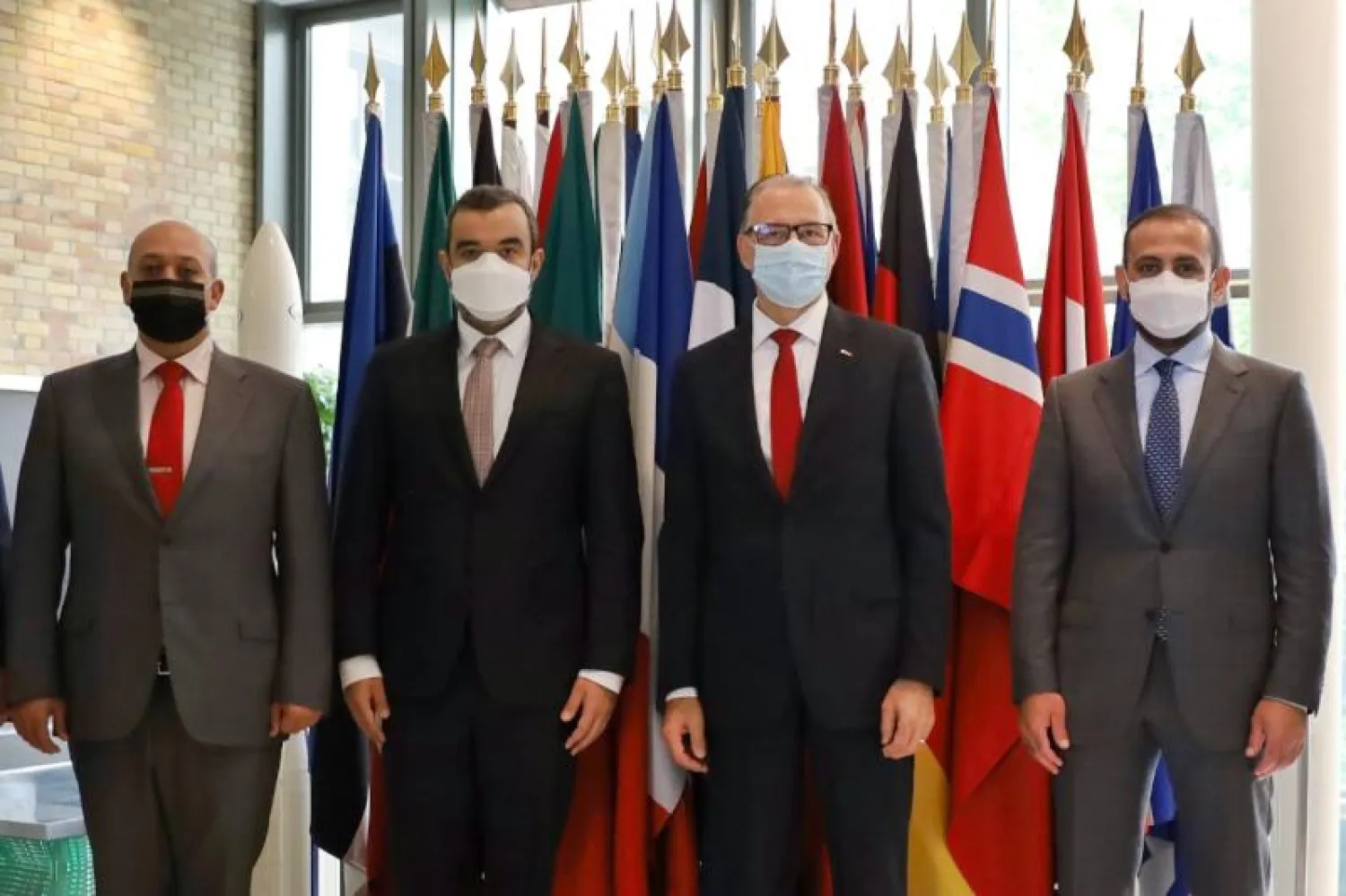 جانب من اللقاء الذي جمع منسوبي الهيئة السعودية للفضاء والوكالة الأوروبية في باريس (الشرق الأوسط)