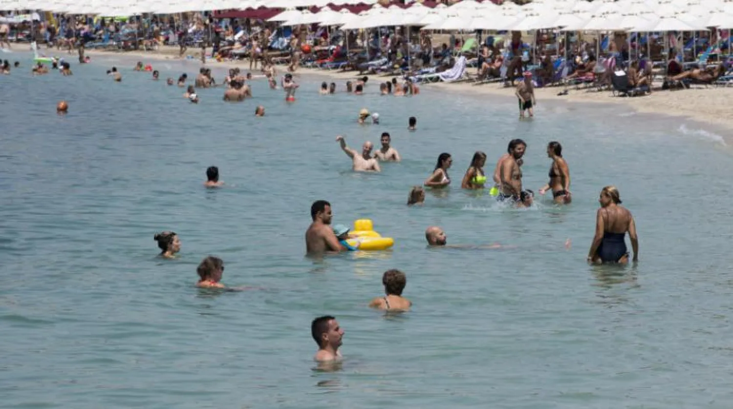 Yunanistan’da vatandaşlar sıcak hava dalgası nedeniyle sahillere akın ediyor (AP)