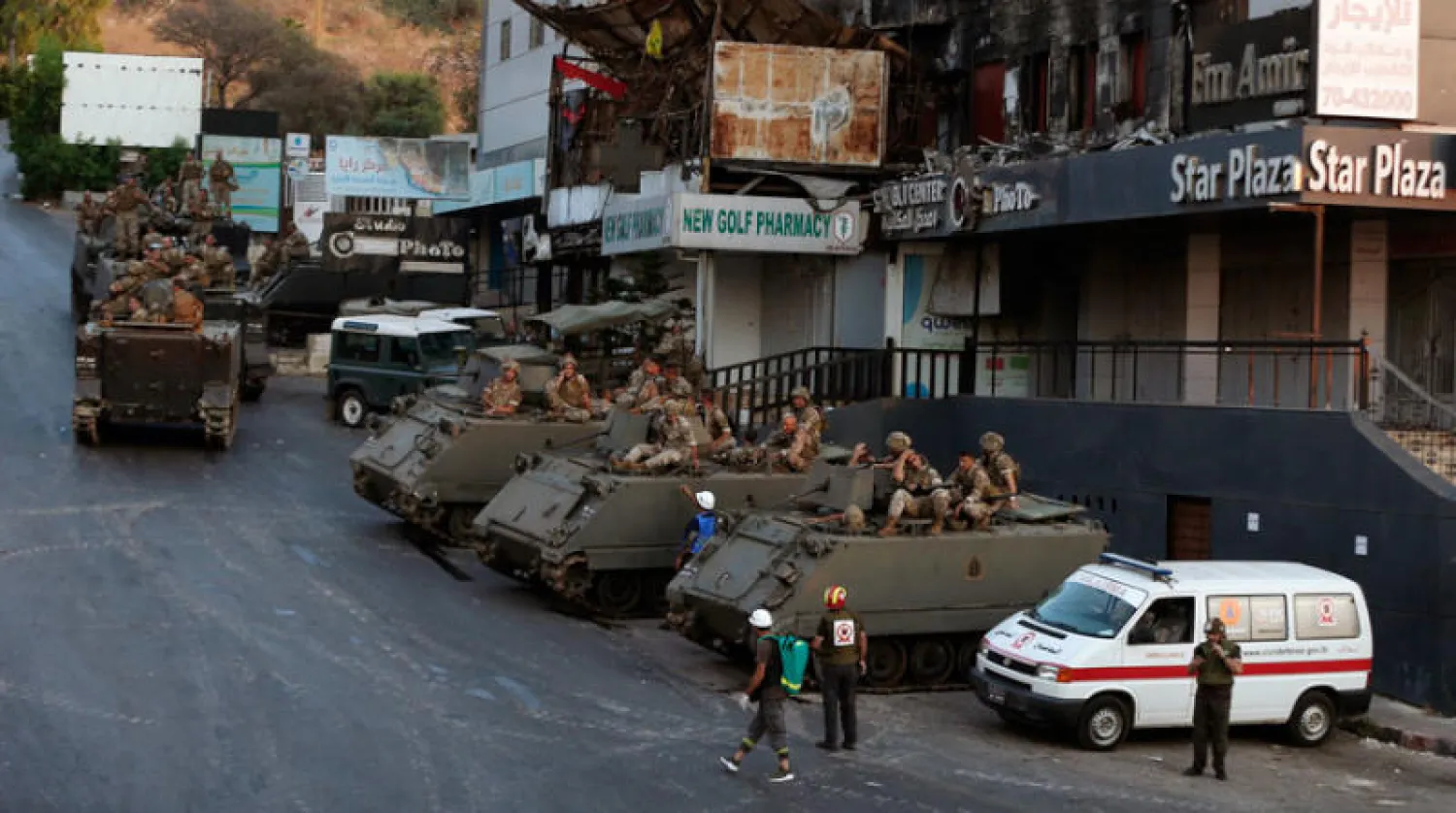 جنود ومسعفون في خلدة حيث اندلع اشتباك أول من أمس (أ.ب)