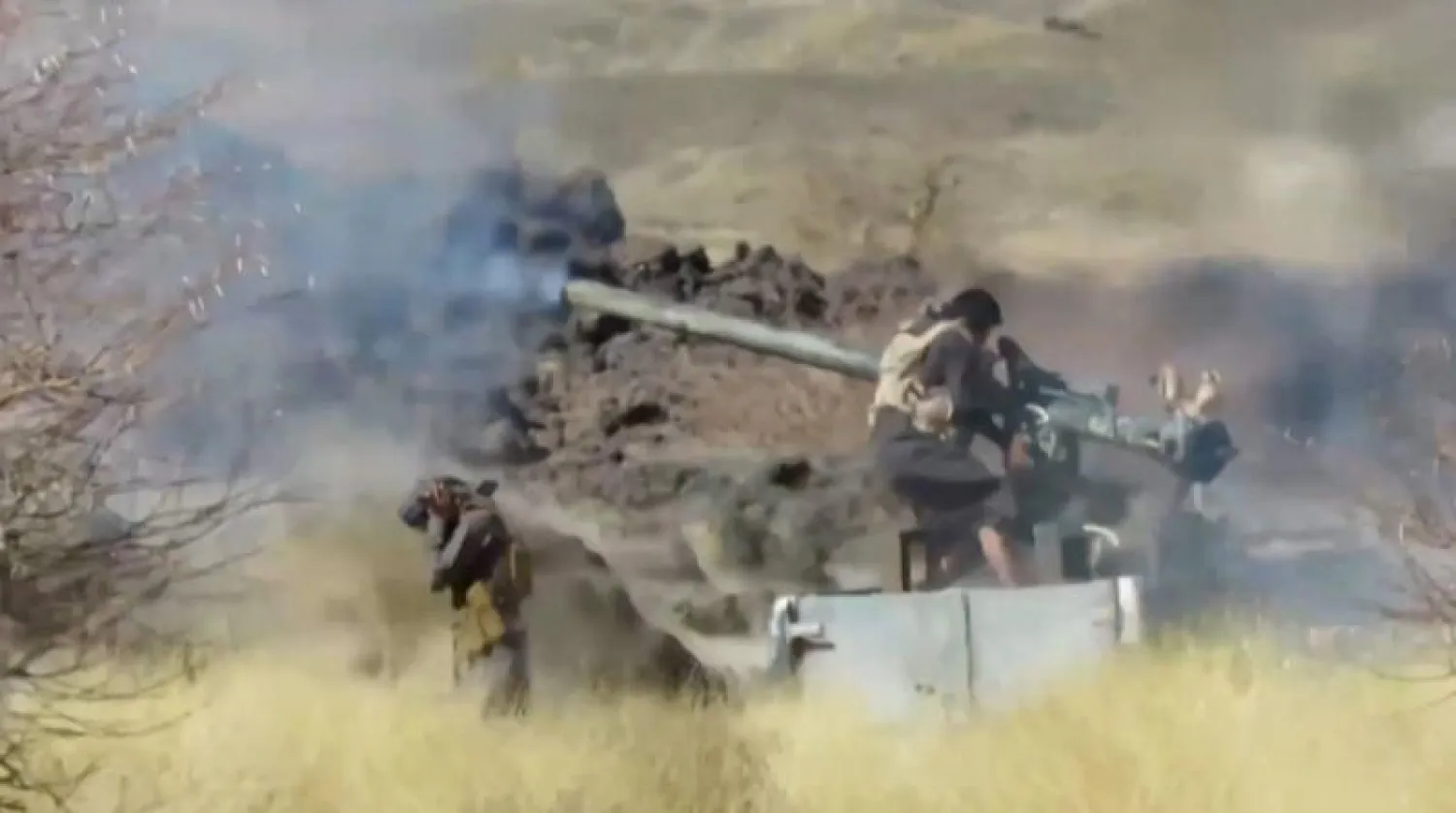 مقاتلان من الشرعية على إحدى جبهات مأرب (أ.ف.ب)