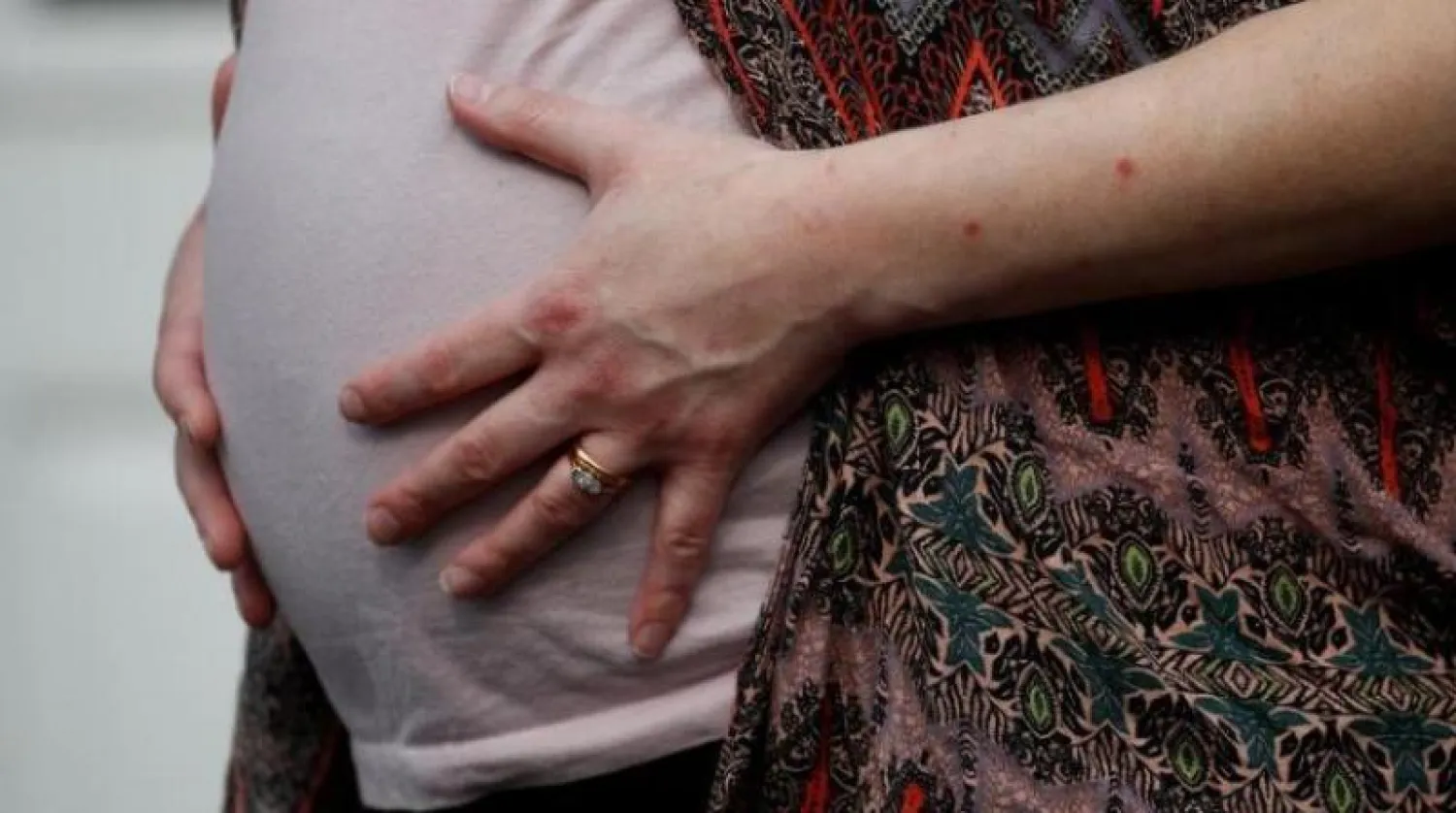 عدد النساء الحوامل اللواتي دخلن للمستشفيات بعد إصابتهن بـ«كورونا» قفز 7 أضعاف منذ شهر مايو (أرشيف - رويترز)