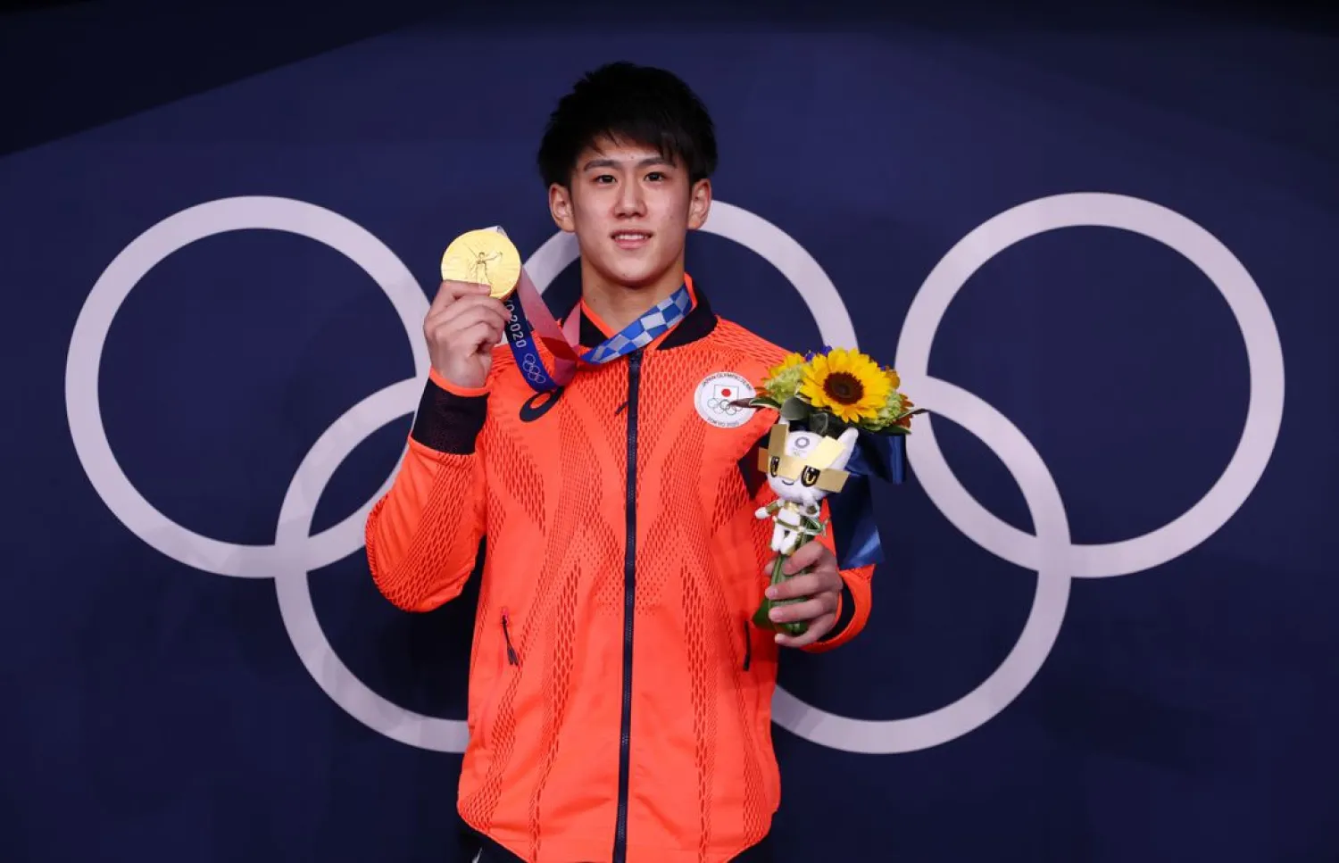 Gold medalist Daiki Hashimoto of Japan poses in front of the Olympic rings. (Reuters)