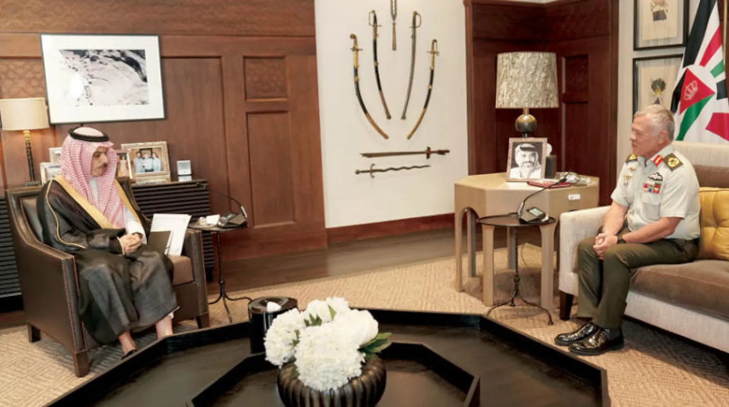 العاهل الأردني لدى استقباله وزير الخارجية السعودي في عمّان أمس (بترا)