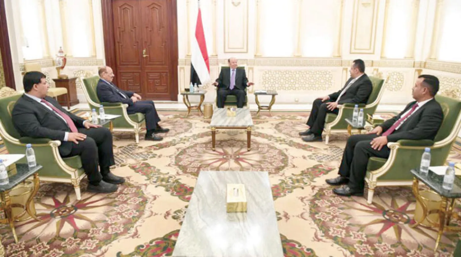 الرئيس اليمني خلال الاجتماع مع نائبه ورئيس الوزراء في الرياض (سبأ)