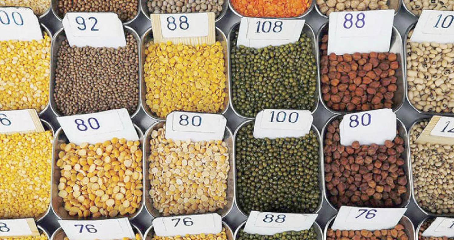 تهدد موجات متزامنة من الحر والصقيع العنيف أسواق الغذاء العالمية (رويترز)