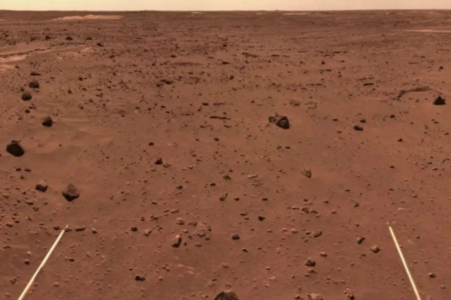 Zhurong, jeolojik özelliklerini araştırdığı Mars arazisini böyle görüntüledi (CNSA)

