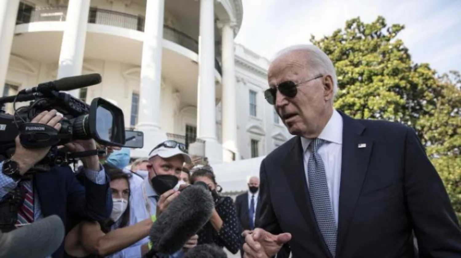 الرئيس الأميركي جو بايدن يتحدث للصحافة خارج البيت الأبيض في واشنطن (إ.ب.أ)