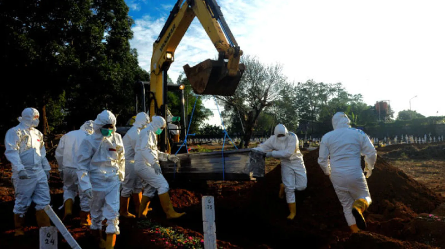 دفن أحد ضحايا {كورونا} في إندونيسيا (رويترز)