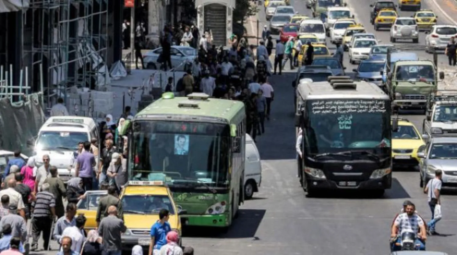 مواطنون وسيارات في أحد شوارع العاصمة السورية دمشق (أرشيفية - أ.ف.ب)