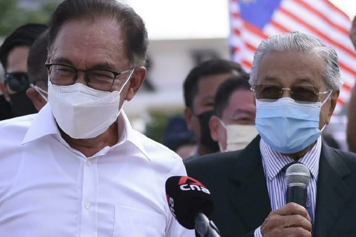 Malezya'nın eski Başbakanı Mahathir Muhammed (sağda) ve ana muhalefet lideri Enver İbrahim hükümet karşıtı yürütülen gösteri sırasında basın mensuplarına açıklamalarda bulundular. (AFP)