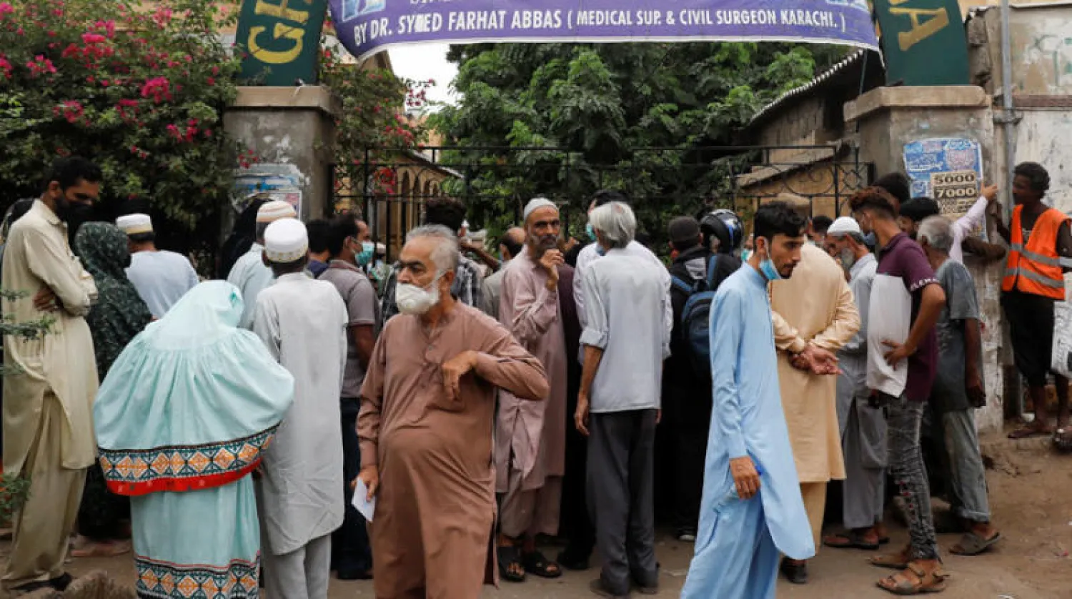 زحام أمام أحد مراكز التلقيح في كراتشي (رويترز)