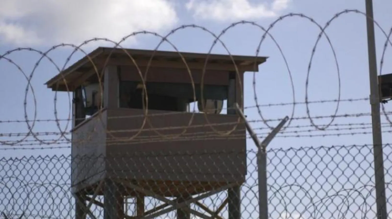 أسوار معتقل غوانتانامو (رويترز)