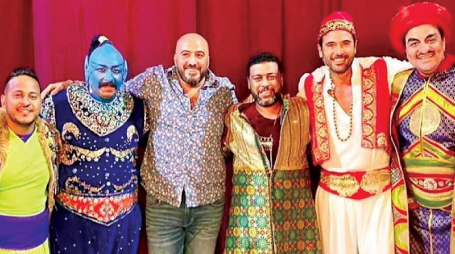 جمعة في لقطة مع أبطال مسرحية «أبو العربي»