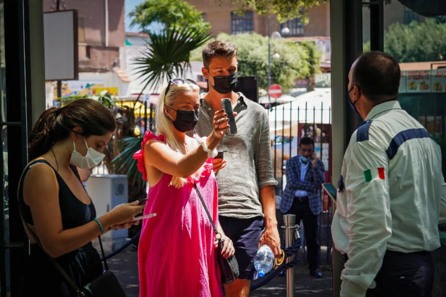 زوار يُشهرون «جواز مرور أخضر» قبل زيارة المواقع الأثرية في بوميي الإيطالية (إ.ب.أ)