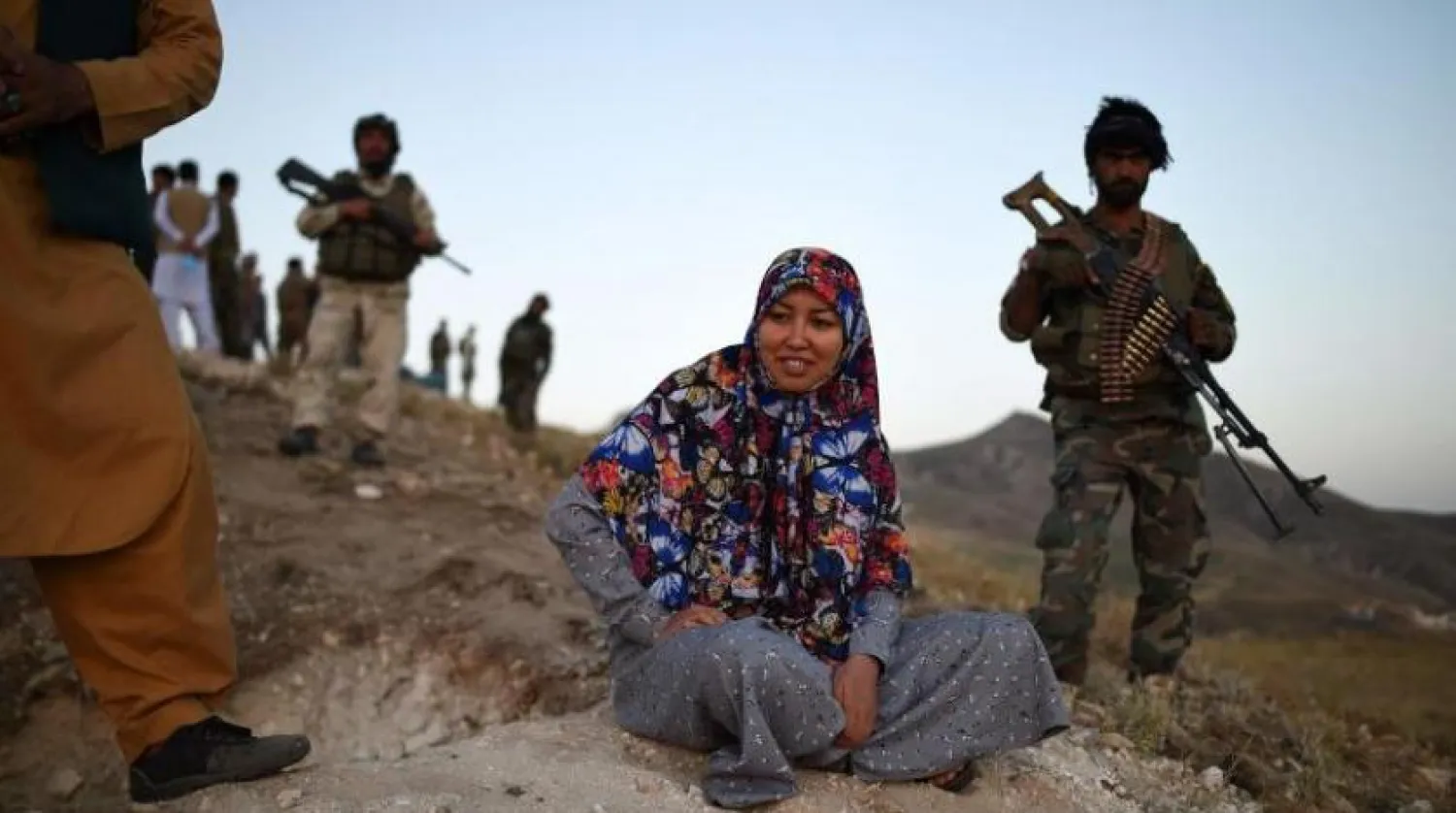 Selime Mazari bir grup yerel silahlı adam arasında (AFP)