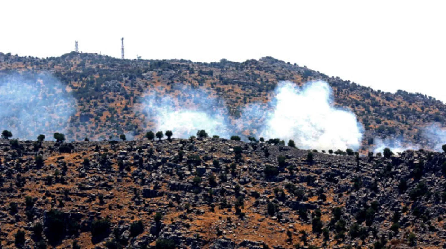 الدخان يتصاعد من موقع قصفته إسرائيل قرب بلدة كفرشوبا اللبنانية (أ.ف.ب)