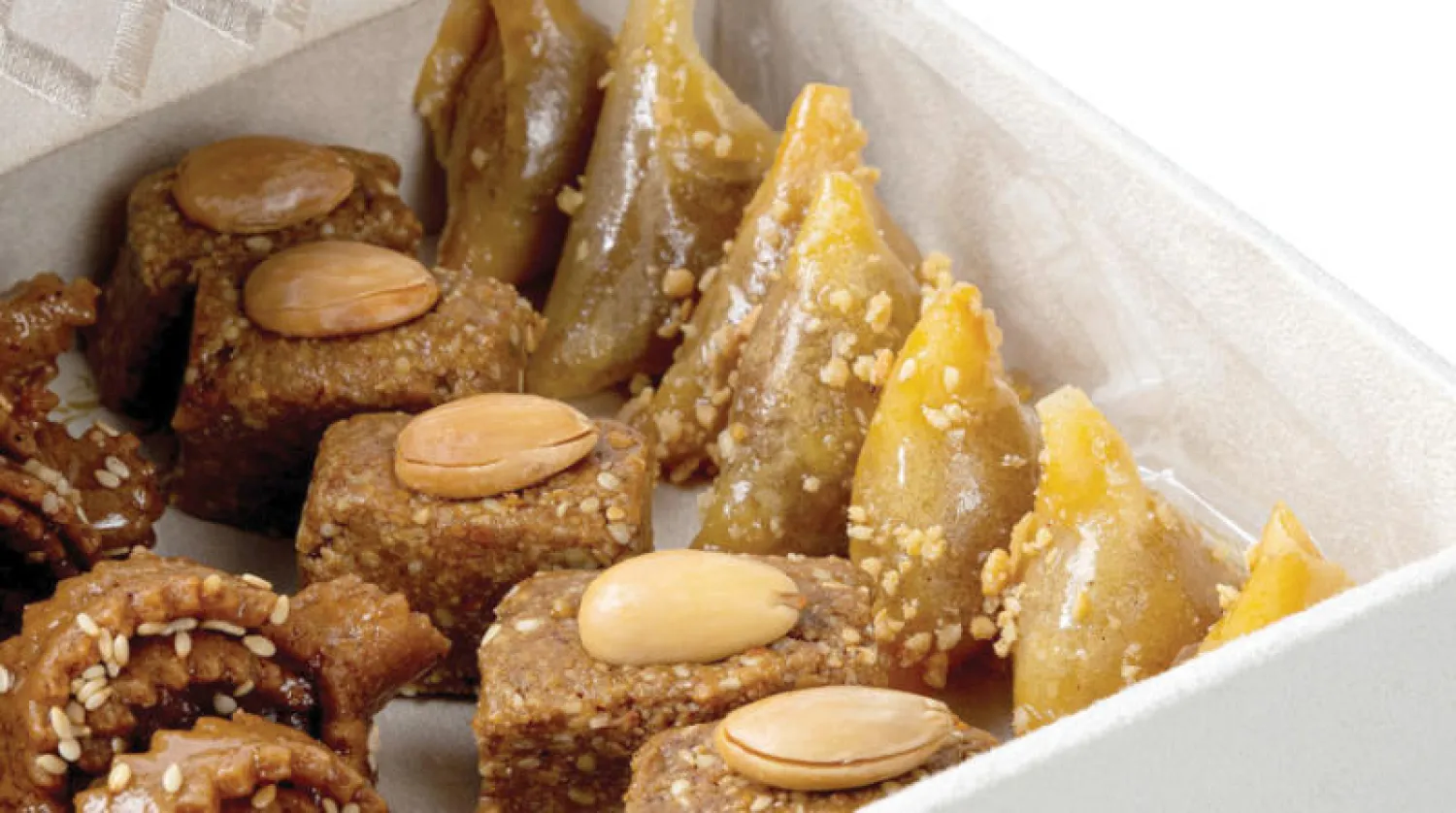 أجود أنواع الحلوى المغربية في علب جميلة التصميم