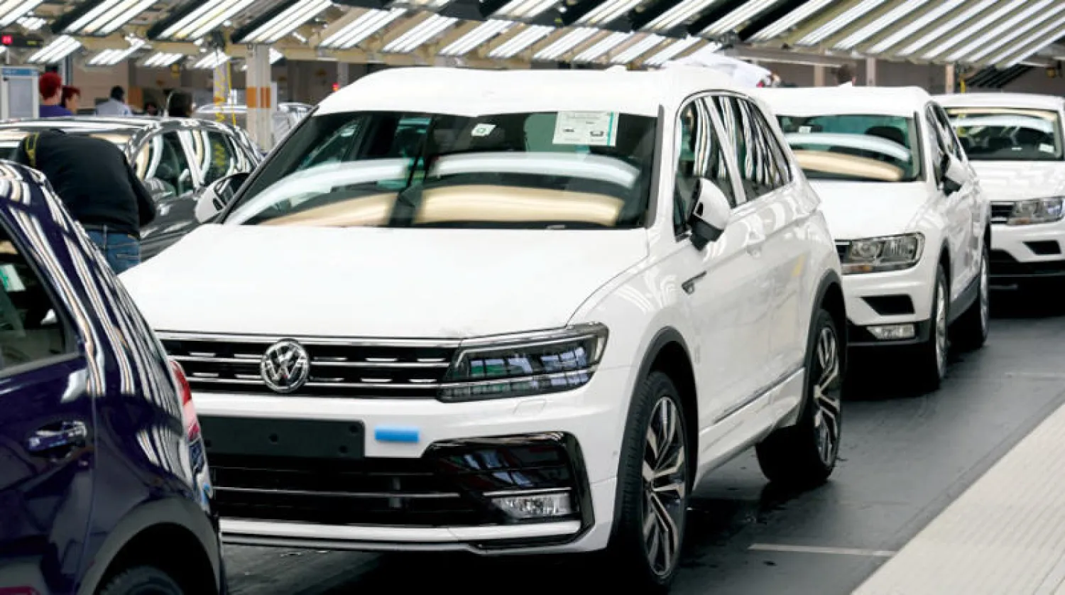 تسببت أزمة «كورونا» ونقص الرقائق الإلكترونية في تسريح عدد كبير من قطاع السيارات (رويترز)