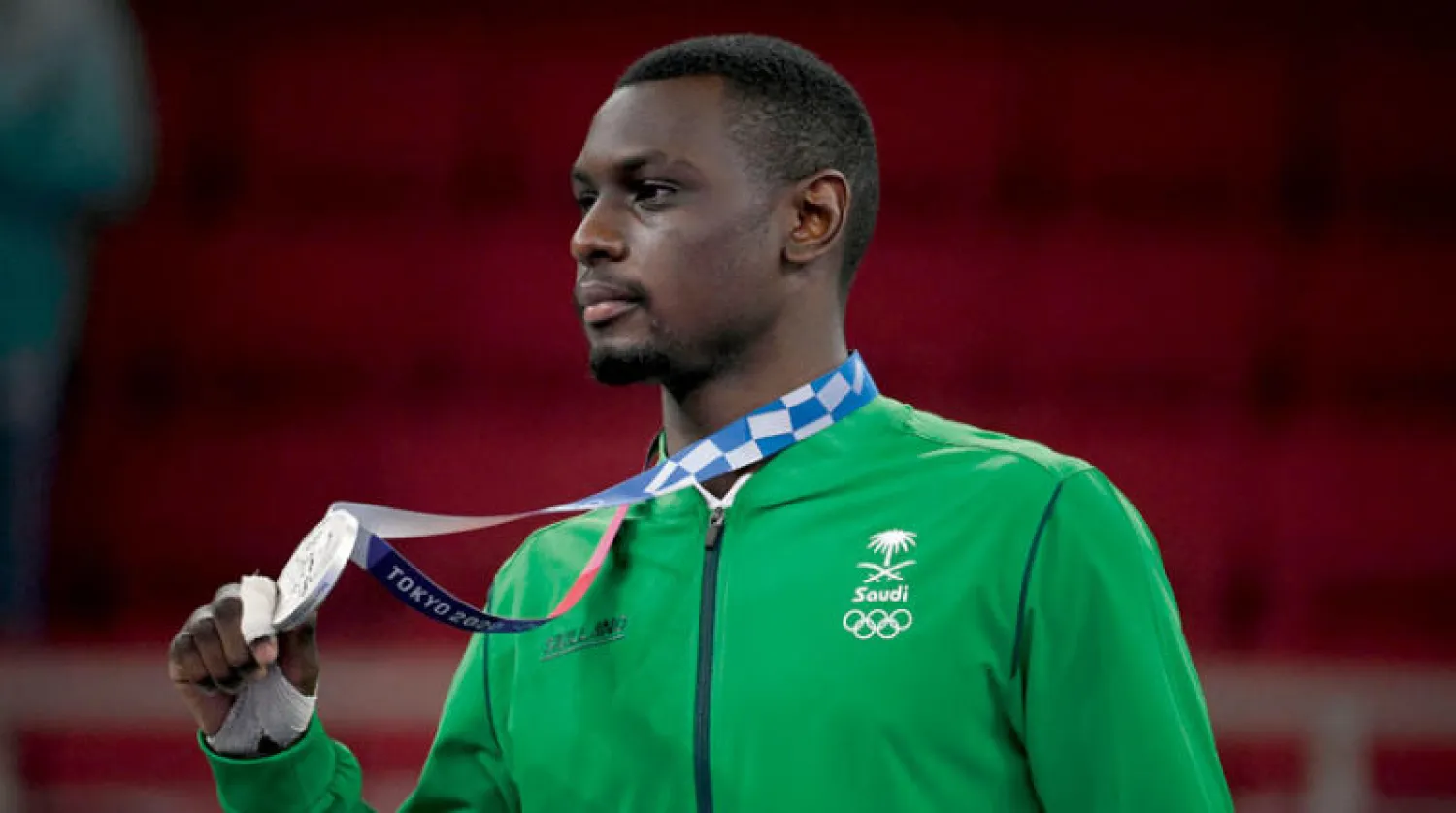 حامدي خلال تتويجه بالميدالية الفضية (أ.ف.ب)