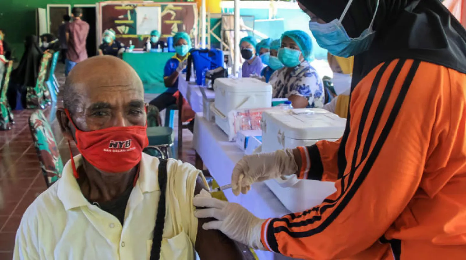 رجل يتلقى جرعة من لقاح مضاد لـ«كورونا» في بابوا الغربية بإندونيسيا الأسبوع الماضي (أ.ف.ب)