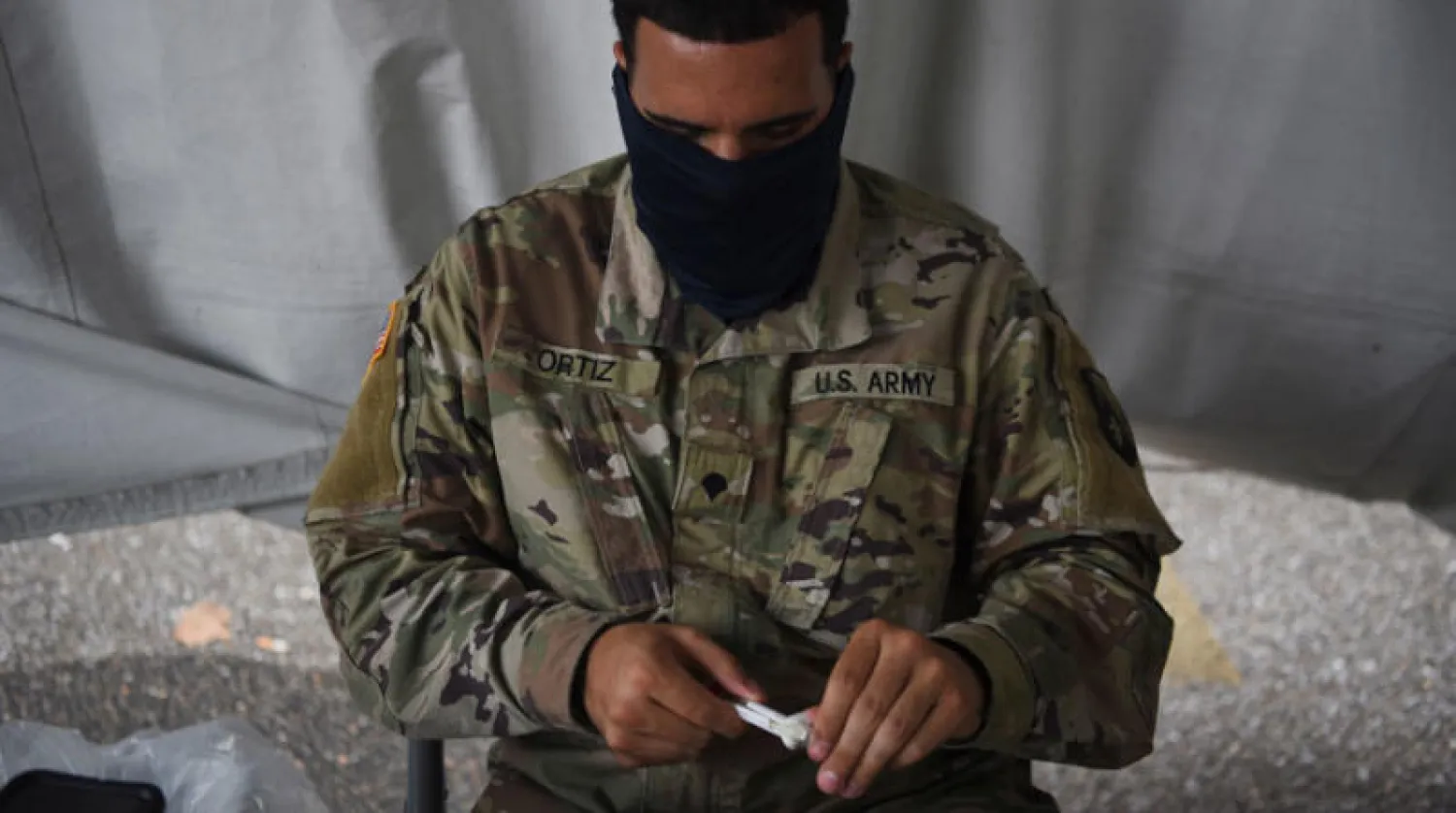 جندي أميركي يستعد لإجراء اختبار ذاتي للكشف عن الإصابة بـ«كورونا» في نيو أورلينز (رويترز)