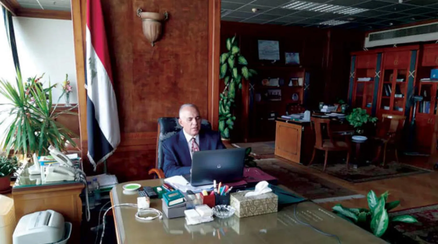 وزير الري المصري في القاهرة أمس خلال اجتماع لمتابعة إيراد المياه في النيل (الحكومة المصرية)
