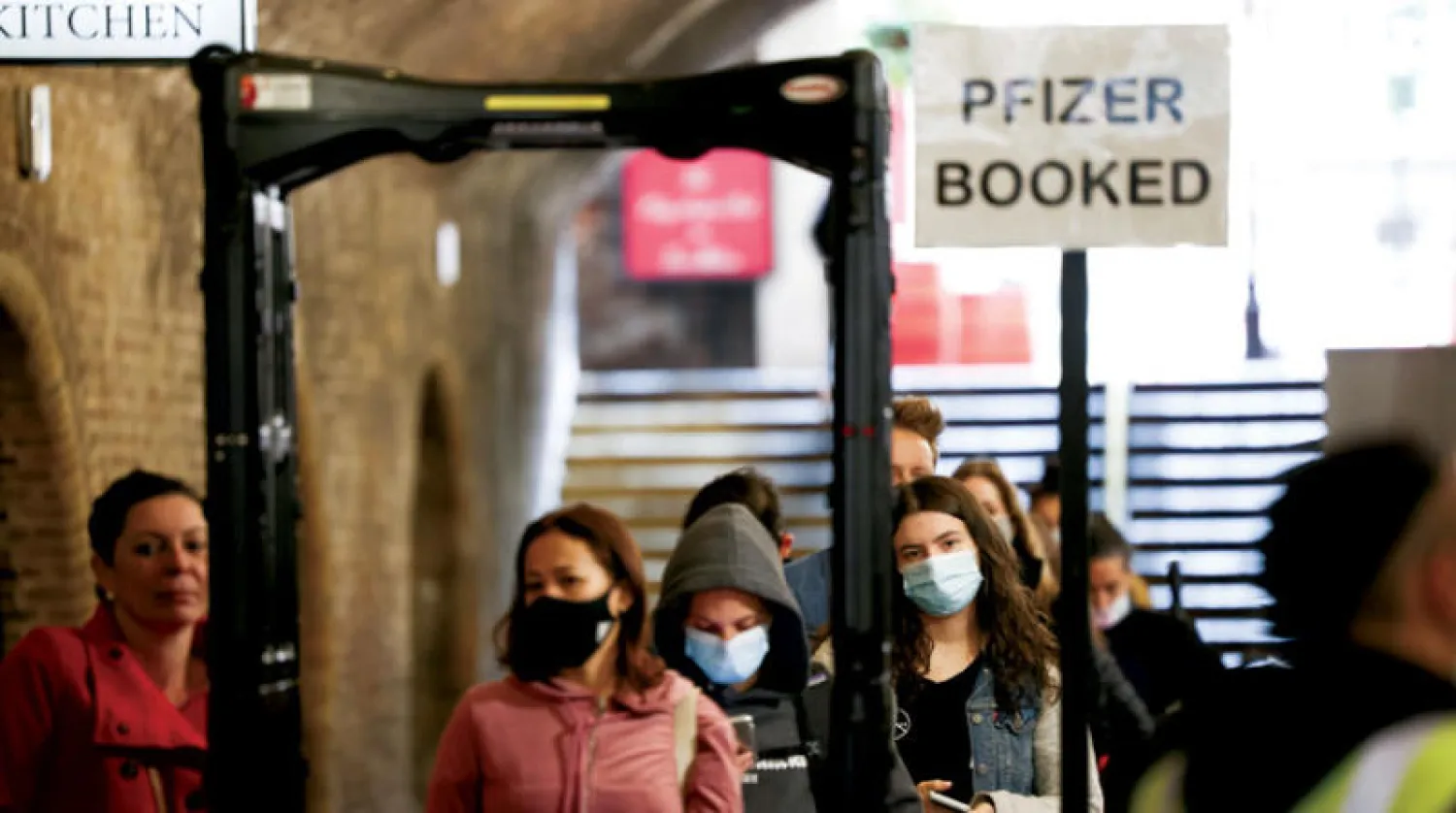 سكان لندن يصطفون للحصول على اللقاح أمس (رويترز)