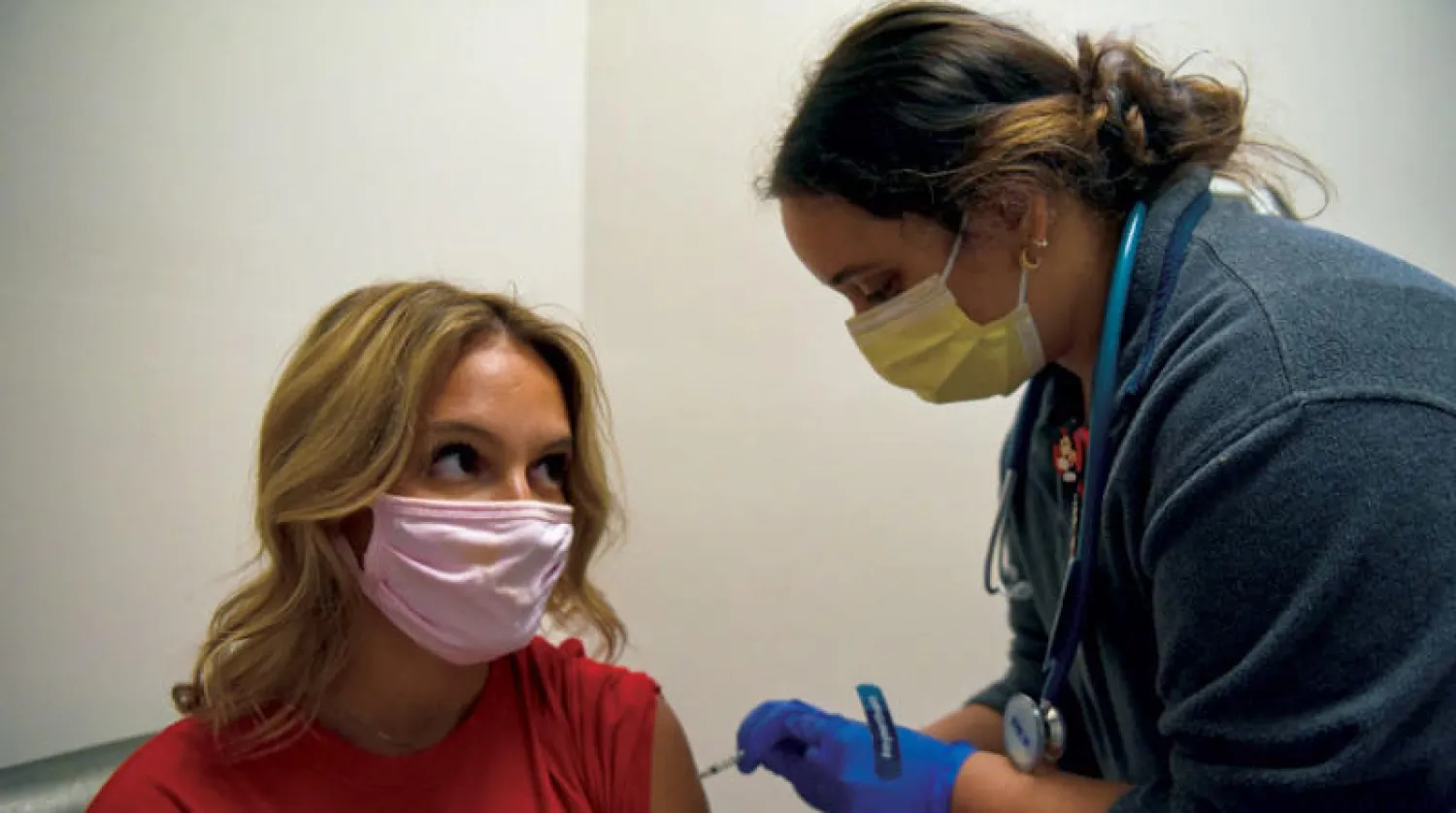 سيدة تتلقى تطعيماً في مركز بولاية لويزيانا الجنوبية (رويترز)