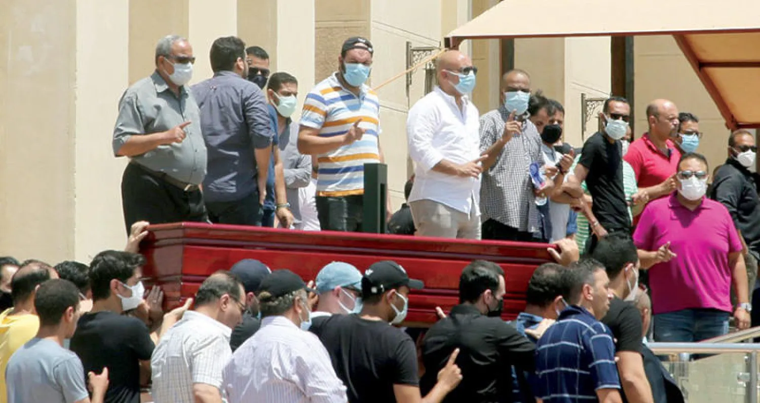 لقطة من تشييع جنازة دلال عبد العزيز (إ.ب.أ)