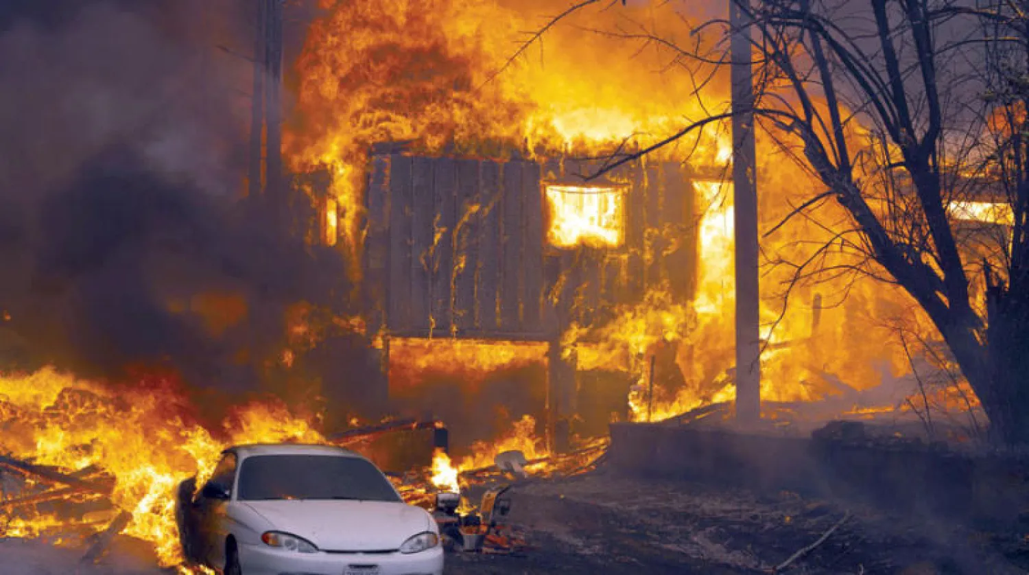 حريق «ديكسي» يلتهم منزلاً في مدينة غرينفيل في كاليفورنيا أول من أمس (د.ب.أ)