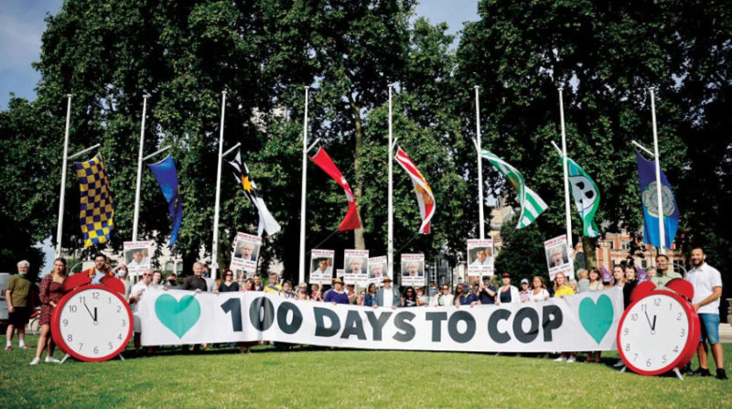 جانب من مظاهرات خارج البرلمان البريطاني قبل 100 يوم من انعقاد «كوب 26» (أ.ف.ب)