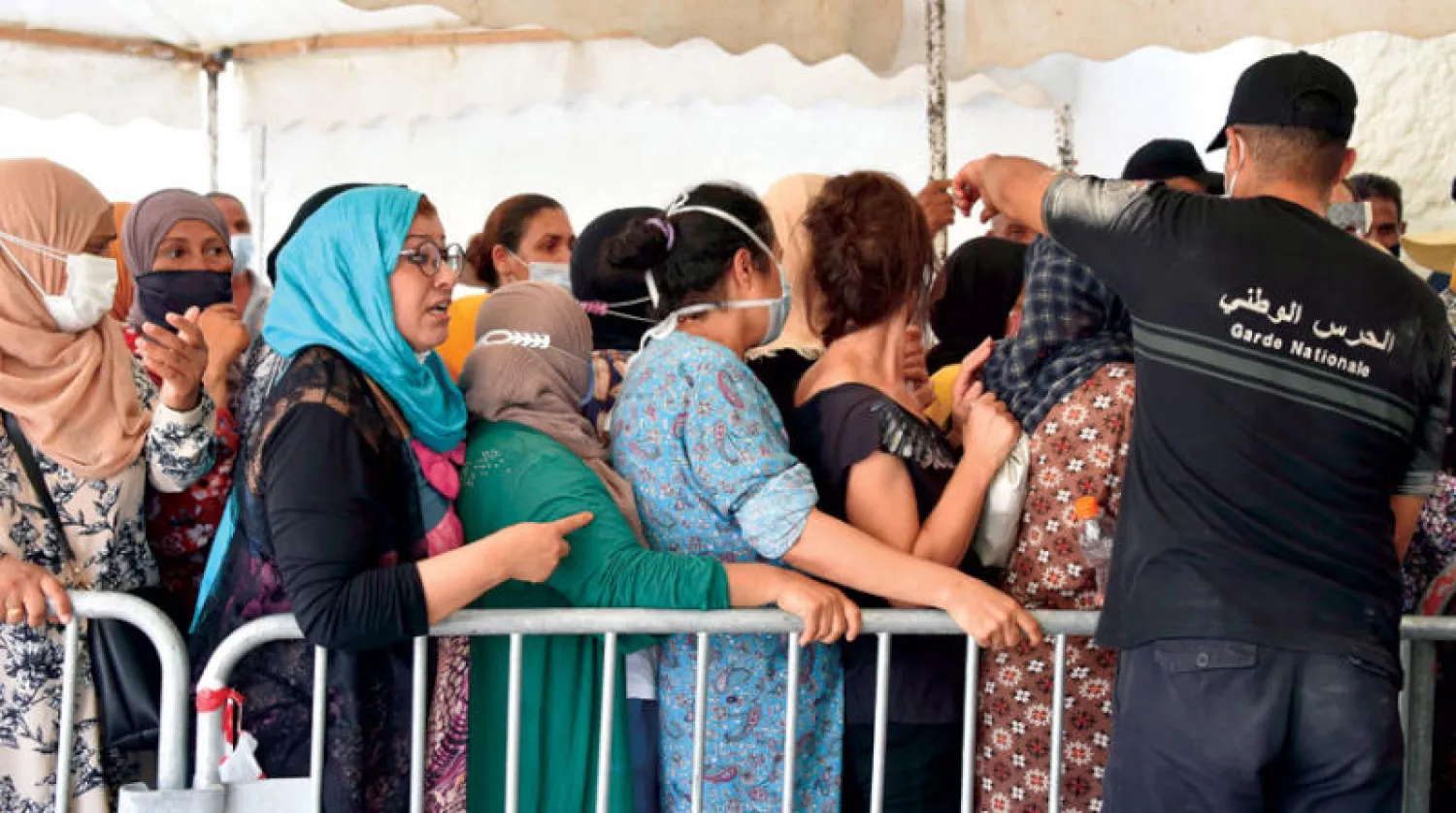 ازدحام في مراكز التطعيم خلال اليوم المفتوح بتونس أمس (د.ب.أ)