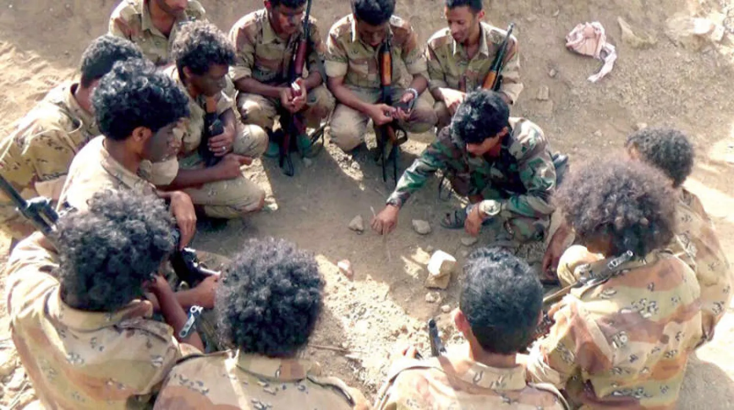 جانب من أحد المعسكرات الحوثية لتدريب صغار السن على القتال (منظمة ميون)