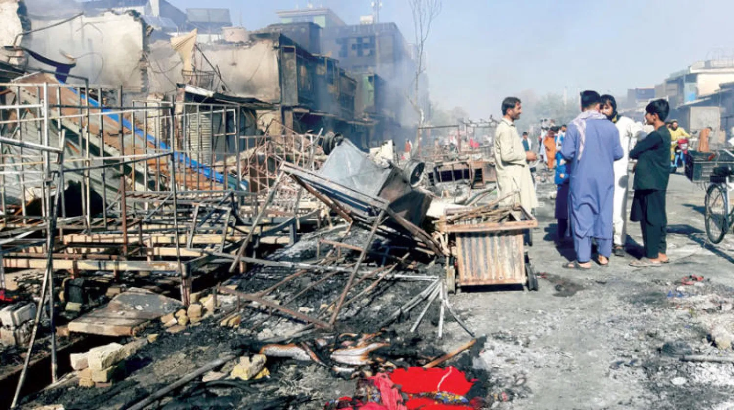 سوق مدمرة في قندوز بعد معارك بين «طالبان» وقوات الحكومة الأفغانية انتهت بسيطرة المتمردين عليها أمس (أ.ب)